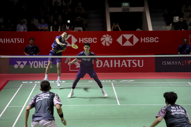 Ganda putra Indonesia Fajar/Rian melawan ganda putra Malaysia, Low Hang Yee/Ng En Cheong pada babak 16 besar Indonesia Masters 2025 di Istora Senayan, Jakarta, Kamis (23/1/2025).  Foto: Jamal Ramadhan/kumparan