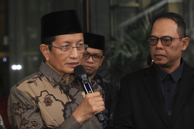 Menteri Agama Nasaruddin Umar (kiri) bersama Wakil Ketua KPK Agus Joko Pramono (kanan) menyampaikan hasil audiensi terkait pengelolaan haji di Gedung Merah Putih KPK, Jakarta, Kamis (23/1/2025). Foto: Reno Esnir/ANTARA FOTO