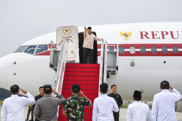 Presiden Prabowo Subianto melambaikan tangan sebelum bertolak ke India di Pangkalan TNI AU Halim Perdanakusama, Jakarta, Kamis (23/1/2025). Foto: Galih Pradipta/ANTARA FOTO