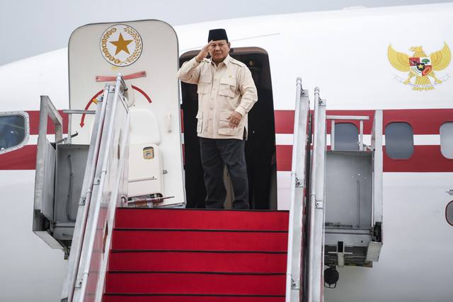 Presiden Prabowo Subianto melambaikan tangan sebelum bertolak ke India di Pangkalan TNI AU Halim Perdanakusama, Jakarta, Kamis (23/1/2025). Foto: Galih Pradipta/ANTARA FOTO