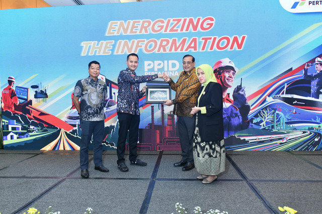 Vice President Corporate Communication Pertamina, Fadjar Djoko Santoso (kedua dari kiri) dan Ketua Komisi Informasi Pusat RI, Donny Yoesgiantoro (kedua dari kanan) dalam membuka bimbingan teknis (bimtek) Pejabat Pengelola Informasi dan Dokumentasi (PPID) Pertamina. Foto: Dok. Pertamina