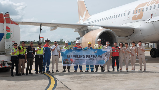 Pertamina Patra Niaga (PPN) perdana isi avtur untuk pesawat Super Air Jet tipe Airbus A320 dan Transnusa Aviation Mandiri tipe Airbus A320 jelang Imlek. Foto: PPN 