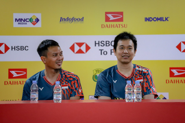 Ganda putra Indonesia Mohammad Ahsan dan Hendra Setiawan memberikan keterangan pers usai pertandingan Indonesia Masters 2025 di Istora Senayan, Jakarta, Kamis (23/1/2025). Foto: Jamal Ramadhan/kumparan