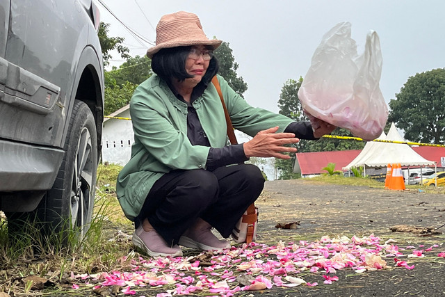 Christina Yun Abu Bakar, ibunda Kompol Anumerta Ryanto Ulil Anshar, menabur bunga di lokasi tewasnya anaknya ditembak sesama rekan polisi. Foto: kumparan