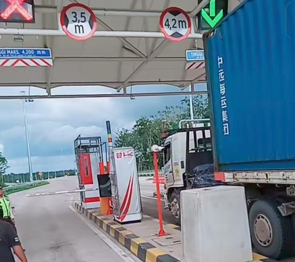 Suasana Truk kontainer yang tak bisa masuk gerbang Tol Bayung Lencir. Foto : Potongan video