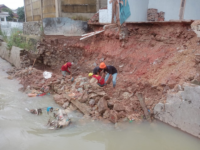 Proses perbaikan talud yang rusak akibat bencana banjir | Foto : Ist