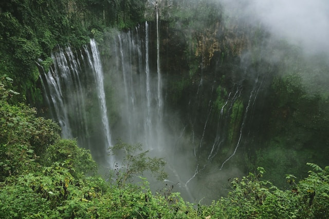 Desa wisata yang ada di Lumajang. Foto: Tumpak Sewu. Sumber: Unsplash/Agto Nugroho