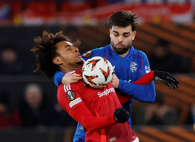 Duel Joshua Zirkzee dan Robin Propper saat Manchester United (MU) vs Rangers dalam Fase Liga Matchday 7 Liga Europa 2024/25 di Stadion Old Trafford, Jumat (24/1) dini hari WIB. Foto: Action Images via Reuters/Jason Cairnduff