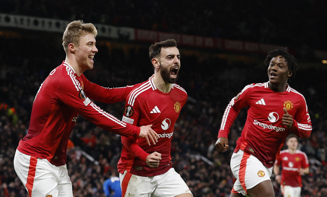 Selebrasi Rasmus Hojlund, Bruno Fernandes & Kobbie Mainoo saat Manchester United (MU) vs Rangers dalam Fase Liga Matchday 7 Liga Europa 2024/25 di Stadion Old Trafford, Jumat (24/1) dini hari WIB. Foto: Action Images via Reuters/Jason Cairnduff