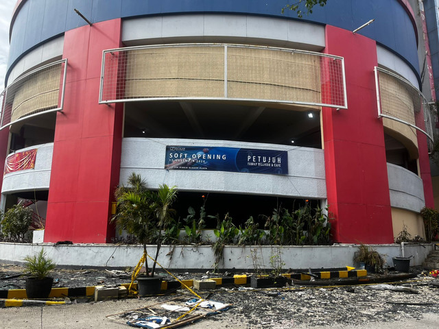 Kondisi bangunan Glodok Plaza pasca terbakar, Jakarta Barat, Jumat(24/1). Foto: Rayyan Farhansyah/kumparan