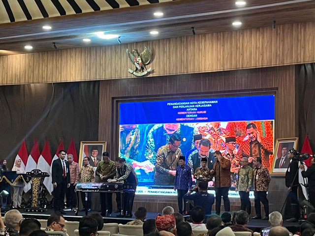 Penandatanganan nota kesepahaman dan perjanjian kerja sama Kementerian Hukum dengan sejumlah kementerian dan lembaga, di Kantor Kemenhum, Jakarta Selatan, Jumat (24/1). Foto:  Alya Zahra/kumparan