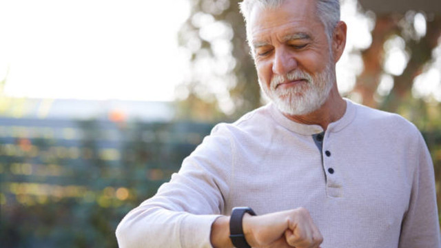 Ilustrasi smartwatch untuk orang tua. Foto: iStock 