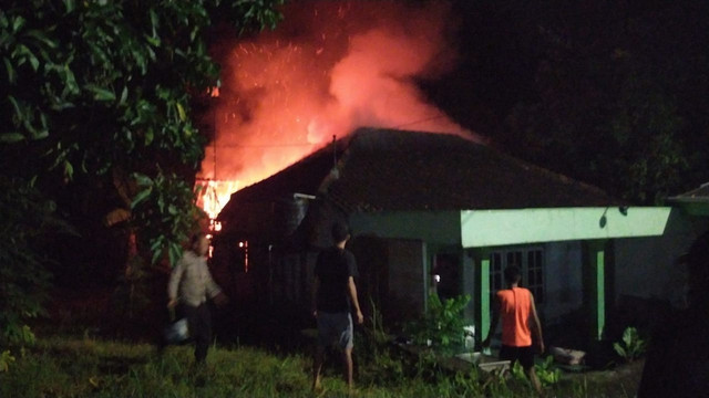 Kebakaran rumah di Desa Malo, Kecamatan Malo, Kabupaten Bojonegoro, Jawa Timur. Jumat (24/01/2025) (Aset: Istimewa)