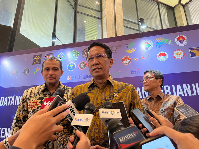 Menteri Hukum Supratman Andi Agtas usai menghadiri penandatangan nota kesepahaman dan kerja sama dengan sejumlah kementerian dan lembaga mitra, di Kantor Kemenkum HAM, Jakarta Selatan, Jumat (24/1). Foto: Alya Zahra/kumparan 