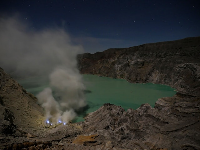 Perjalanan Semarang ke Kawah Ijen Berapa Jam? Foto Hanya Ilustrasi, Bukan Sebenarnya. Sumber Foto: Unsplash.com/Marc Szeglat