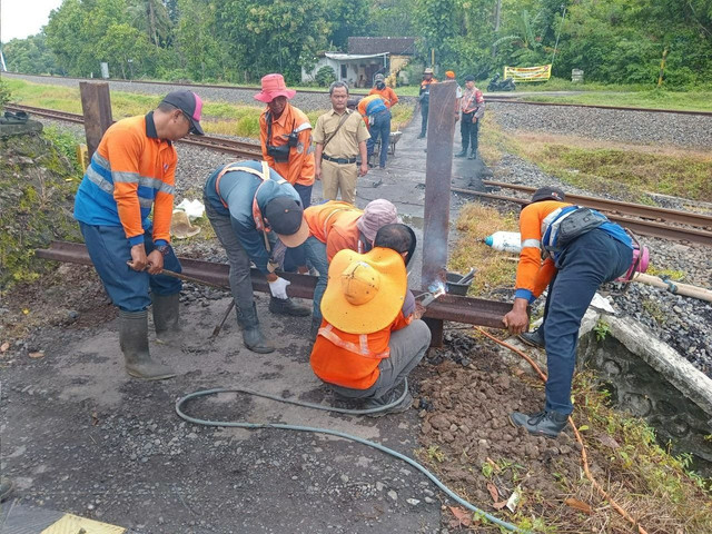 Penutupan perlintasan sebidang tanpa penjagaan di Dusun Tapen, Argosari, Sedayu, Kabupaten Bantul. (Foto: Istimewa)