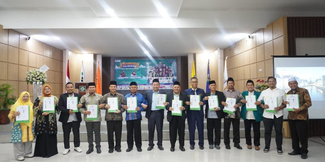 Bogor, Gontornews — Dalam rangkaian kegiatan Hari Ulang Tahun Kampus IUQI Bogor 2025 yang berlangsung pada 21-26 Januari 2025, ada satu agenda yang sangat spesial yakni “Seminar Kolaborasi Nasional Ekonomi Syariah Forum Rektor se-Bogor”. Acara ini dihadiri oleh puluhan pimpinan perguruan tinggi keagamaan Islam swasta (PTKIS). Hadir sebagai pemateri Guru Besar Ekonomi Syariah UIN Syarif Hidayatullah Jakarta, Prof Dr Hj Euis Amalia, dan Deri dari Bursa Efek Indonesia.