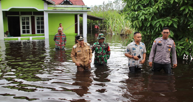 PJ Bupati Mempawah meninjau langsung banjir di Desa Pasir. Foto: M. Zain/Hi!Pontianak