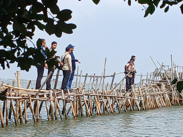 Menteri Agraria dan Tata Ruang/ Kepala BPN Nusron Wahid melakukan Proses pembatalan 50 bidang Sertifikat Hak Guna Bangun (SHGB) di Desa Kohod, Kecamatan Pakuhaji, Kabupaten Tangerang. Foto: Dok. kumparan