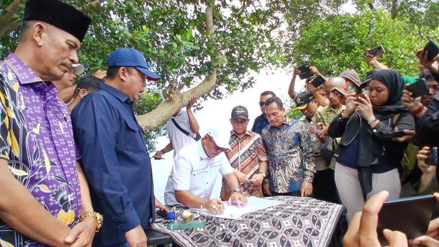 Menteri Agraria dan Tata Ruang/ Kepala BPN Nusron Wahid melakukan Proses pembatalan 50 bidang Sertifikat Hak Guna Bangun (SHGB) di Desa Kohod, Kecamatan Pakuhaji, Kabupaten Tangerang. Foto: Dok. kumparan