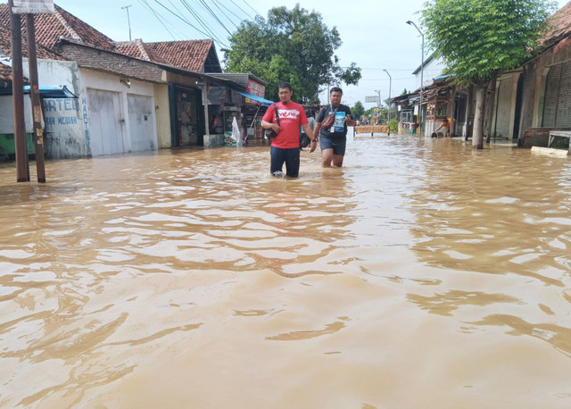 Jalur Pantura Cirebon mengalami kemacetan akibat tiga sungai meluap rendam Kabupaten Cirebon. (24/1/2025). Foto: Panji Asmara/kumparan