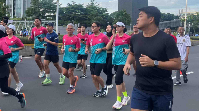 Menkes Budi Gunadi Sadikin memakai jersey kumparan dan ikut berlari di event Fun Run spesial ulang tahun kumparan ke-8, Minggu (19/1/2024). Foto: kumparan