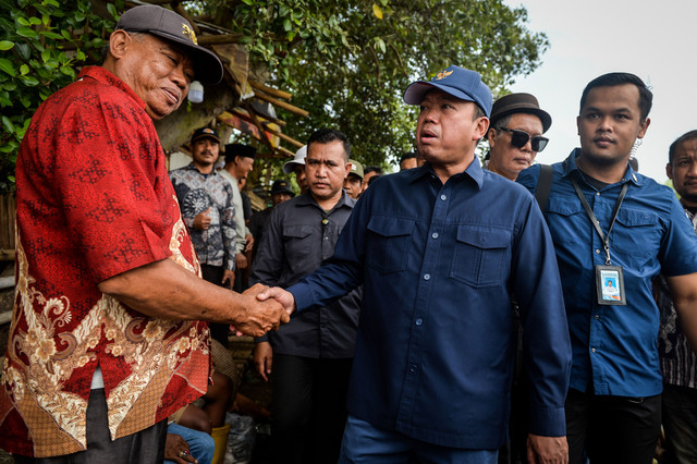 Menteri Agraria dan Tata Ruang/Kepala Badan Pertanahan Nasional (ATR/BPN) Nusron Wahid (kedua kanan) bersalaman dengan warga di Desa Kohod, Kabupaten Tangerang, Banten, Jumat (24/1/2025). Foto: ANTARA FOTO/Putra M. Akbar