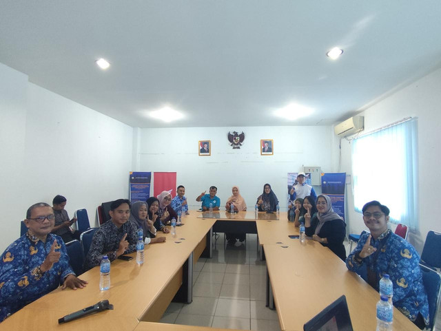 Edukasi keselamatan berkendara bersama Disnaker Pontianak. Foto: Dok. Asmo Kalbar