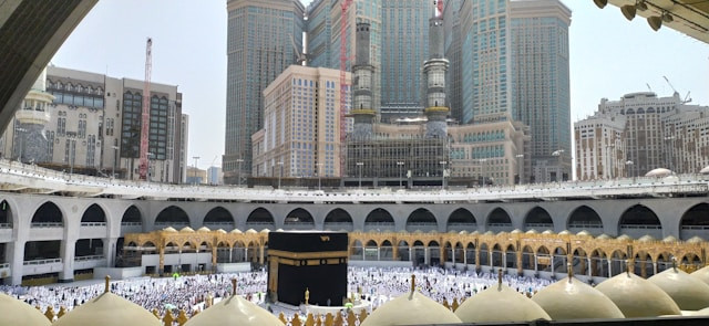 Ilustrasi pahala shalat di Masjidil Haram. Foto: Unsplash/mubin ferdous