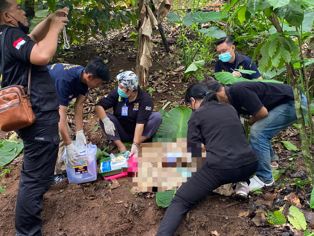 Tim Dokkes bersama Innafis Satreskrim Polresta Bandar Lampung serta Kanit PPA dan tim saat melakukan proses ekshumasi. | Foto: Sinta Yuliana/Lampung Geh