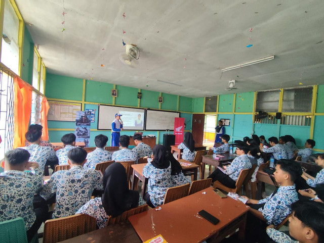 Asmo Kalbar memberikan edukasi kepada siswa SMA Santun Untan. Foto: Dok. Asmo Kalbar