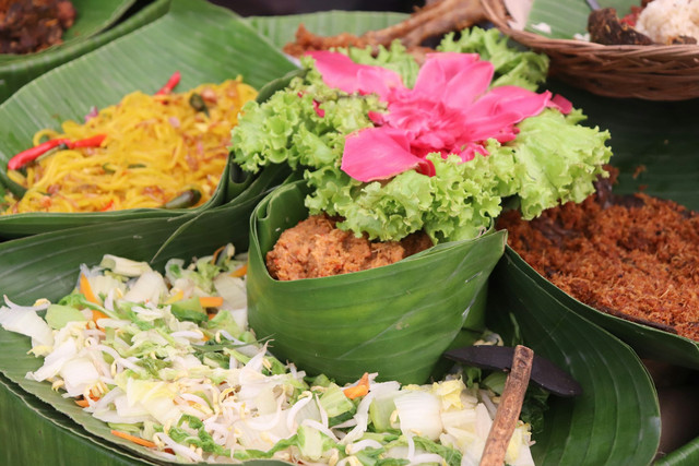 Nasi Pecel di Batu Malang. Foto Hanya Ilustrasi, Bukan Tempat Sebenarnya. Sumber Unsplash Mufid Majnun