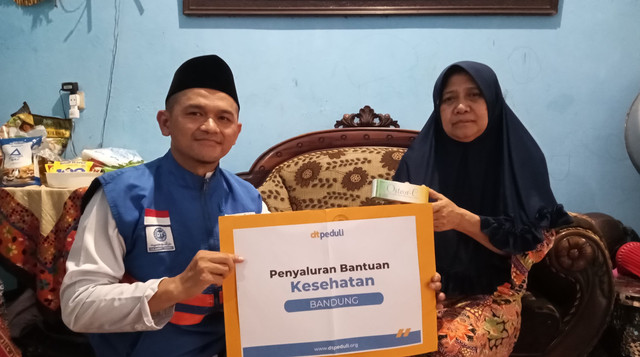 Penyerahan Bantuan Kesehatan oleh DT Peduli Bandung kepada Bu Elly Setiawati (Sumber : DT Peduli)