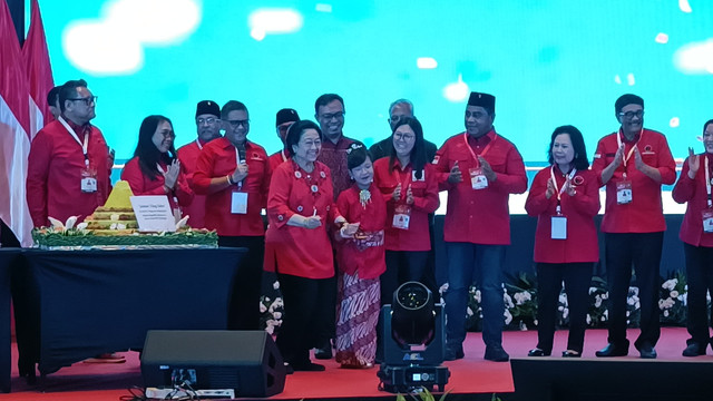 Momen Ketua Umum PDIP Megawati Soekarnoputri berjoget dengan sinden disabilitas di acara Pembekalan dan Bimbingan Teknis Anggota DPRD Provinsi, Kabupaten dan Kota Fraksi PDI Perjuangan Masa Bakti 2024-2029 di JIEXPO, Kemayoran, Jakarta pusat, Jumat. Foto: Zamachsyari/kumparan