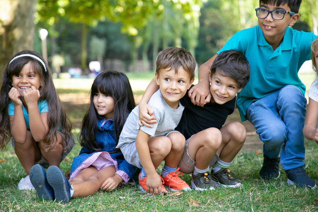 Anak dan lingkungan pertemanan. Sumber foto: https://www.freepik.com/free-photo/cheerful-kids-sitting-squatting-down-grass-hugging-each-other-looking-away-excitement-kids-play-entertainment-concept_11293722.htm#fromView=search&page=3&position=6&uuid=3ca7063a-91fb-4a79-b05d-7932ef7e422e&query=Indonesian+children