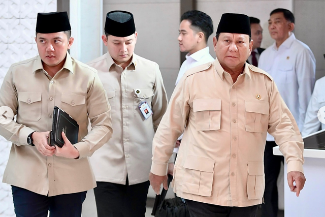 Presiden Prabowo dan orang-orang dekatnya, Seskab Mayor Teddy dan Aspri Rizky Irmansyah saat hendak bertolak ke India, 23 Januari 2025. Foto: Instagram/@rizky_irmansyah