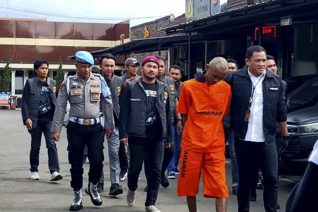 DS, tersangka kekerasan rumah tangga siram air keras ke istri di Sindangkerta, Kabupaten Bandung Barat.  Foto: Robby Bouceu/kumparan