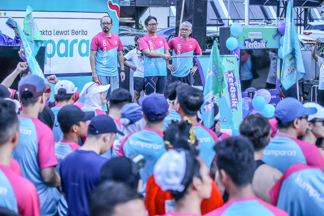 Menkes Budi Gunadi Sadikin memakai jersey kumparan dalam acara Fun Run spesial ulang tahun kumparan ke-8, Minggu (19/1/2024). Foto: kumparan