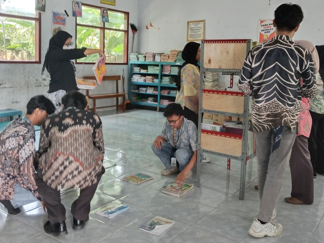 Pengelompokan buku sesuai dengan tingkatan kelas, koleksi referensi, dan koleksi khusus. Sumber: dokumentasi pribadi penulis.