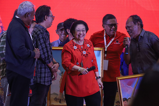 Ketua Umum PDI-P Megawati Soekarnoputri berbincang bersama pelukis yang memberikan kejutan ulang tahun di acara Bimbingan Teknis DPRD PDIP di Kemayoran, Jakarta, Jumat (23/1/2025). Foto: Iqbal Firdaus/kumparan