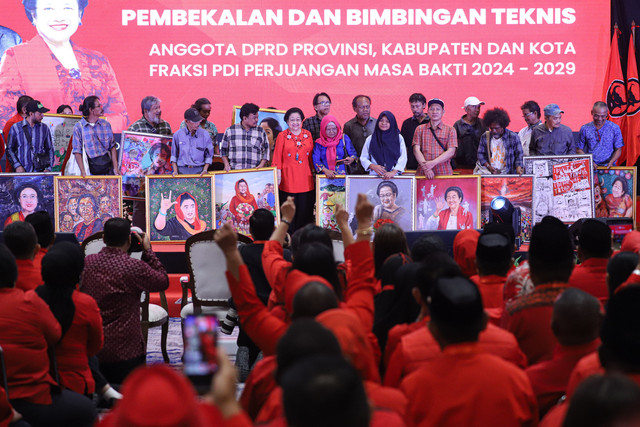 Ketua Umum PDI-P Megawati Soekarnoputri berbincang bersama pelukis yang memberikan kejutan ulang tahun di acara Bimbingan Teknis DPRD PDIP di Kemayoran, Jakarta, Jumat (23/1/2025). Foto: Iqbal Firdaus/kumparan