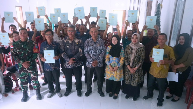 Penyerahan sertifikat program PTSL. Foto: Dok. Kantah Sekadau