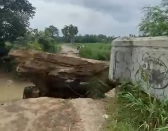 Kondisi jembatan di Waway Karya, Lampung Timur, sesudah ambruk. | Foto: Istimewa