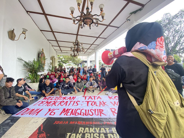 Puluhan PKL Teras Malioboro 2 berdemo di DPRD DIY menuntut pengundian lapak ulang, Jumat (24/1). Foto: Resti Damayanti/Pandangan Jogja