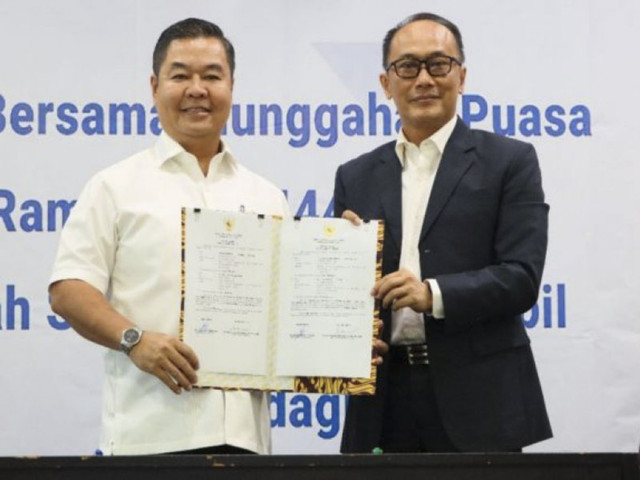 Dirjen Dukcapil Prof Zudan Arif Fakrulloh (2015-2023) (kanan) melakukan serah terima jabatan dengan Dirjen Dukcapil Teguh Setyabudi (2023-sekarang). Foto: Dok. Dukcapil 