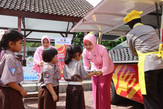 Mobil Senyum Bagikan Makan Bergizi Gratis di TK Kemala Bhayangkari 49 Ngunut 