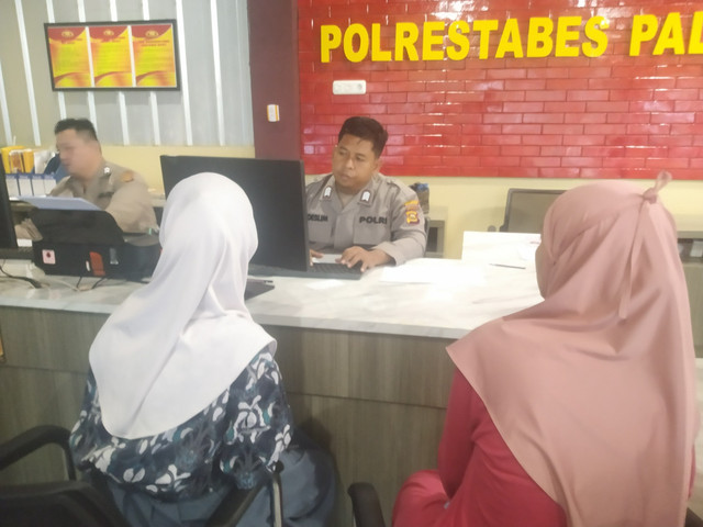 Siswi SMA didampingi ibunya melaporkan kejadian penodongan di SPKT Polrestabes Palembang. Foto : Istimewa