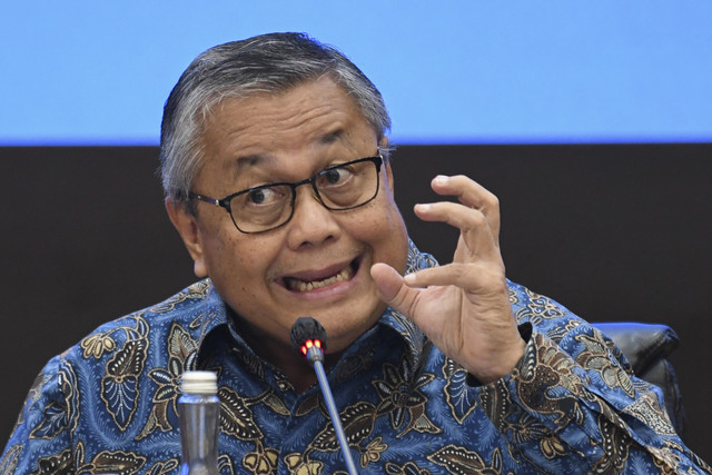 Gubernur Bank Indonesia (BI) Perry Warjiyo menyampaikan hasil rapat berkala Komite Stabilitas Sistem Keuangan (KSSK) I Tahun 2025 di Jakarta, Jumat (24/1/2025). Foto: Aditya Pradana Putra/ANTARA FOTO