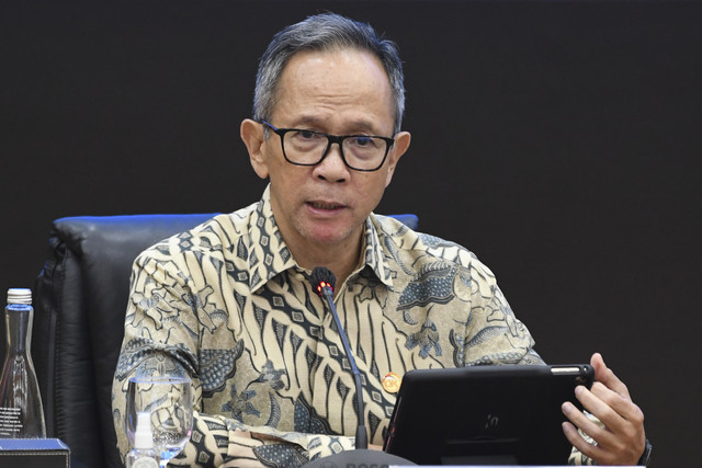 Ketua Dewan Komisioner Otoritas Jasa Keuangan (OJK) Mahendra Siregar menyampaikan hasil rapat berkala Komite Stabilitas Sistem Keuangan (KSSK) I Tahun 2025 di Jakarta, Jumat (24/1/2025).  Foto: Aditya Pradana Putra/ANTARA FOTO