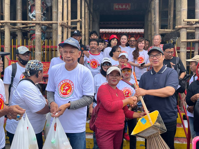 Umat Tionghoa dan Forum Relawan Demokrasi (Foreder) gotong royong membersihkan Klenteng Fuk Ling Miau. (Foto : M Wulan)